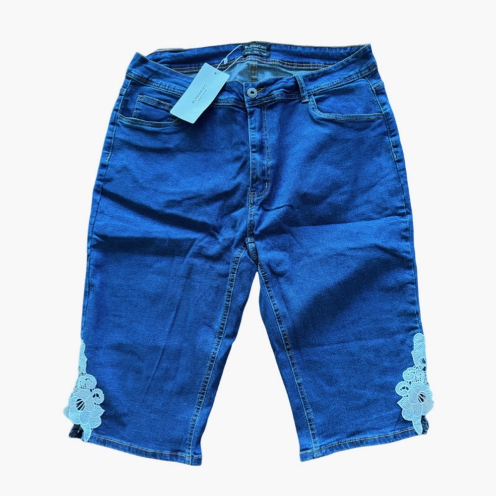 BloomChic NWT Medium Wash Stretchy High Rise Denim Capris with Guipure Lace